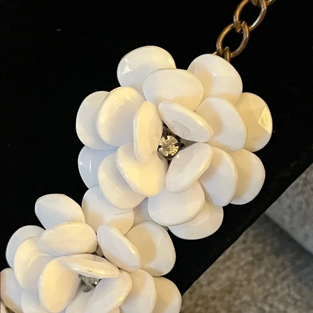 Vintage‎ Resin White Floral Necklace with Center Rhinestones